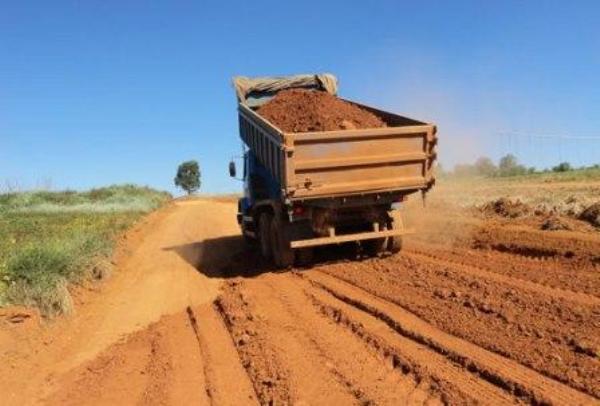 Secretaria de Obras realiza recuperação de estradas em Tapira