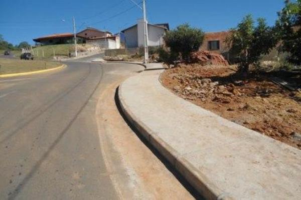 Prefeitura de Tapira realiza trabalhos de reformas em calçadas