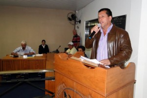 Prefeito de Tapira apresenta projetos à Câmara de Vereadores