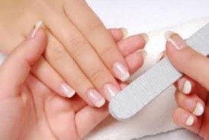 Cras Tapira oferece curso de manicure