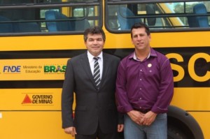Tapira recebe ônibus escolar do Governo de Minas Gerais