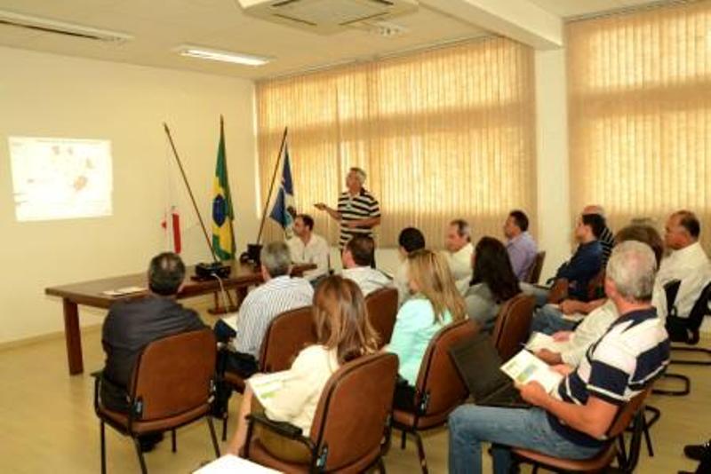 Prefeito de Patos reúne prefeitos da região para tratar da iluminação pública