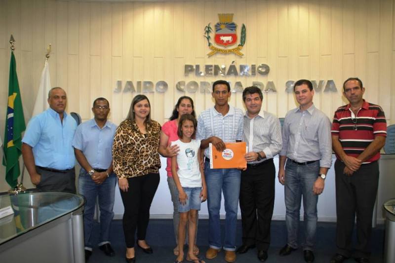 Moradores de Campos Altos recebem escrituras de casas da Cohab Minas