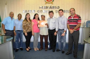 Moradores de Campos Altos recebem escrituras de casas da Cohab Minas