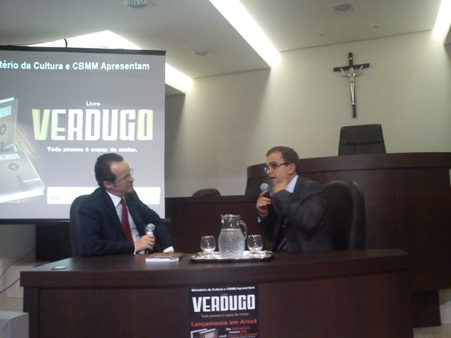 Renato Zupo lança Verdugo, em Araxá, para uma plateia lotada de estudantes