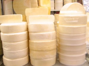 Convênio acerta construção de entrepostos para o queijo minas artesanal em São Roque de Minas