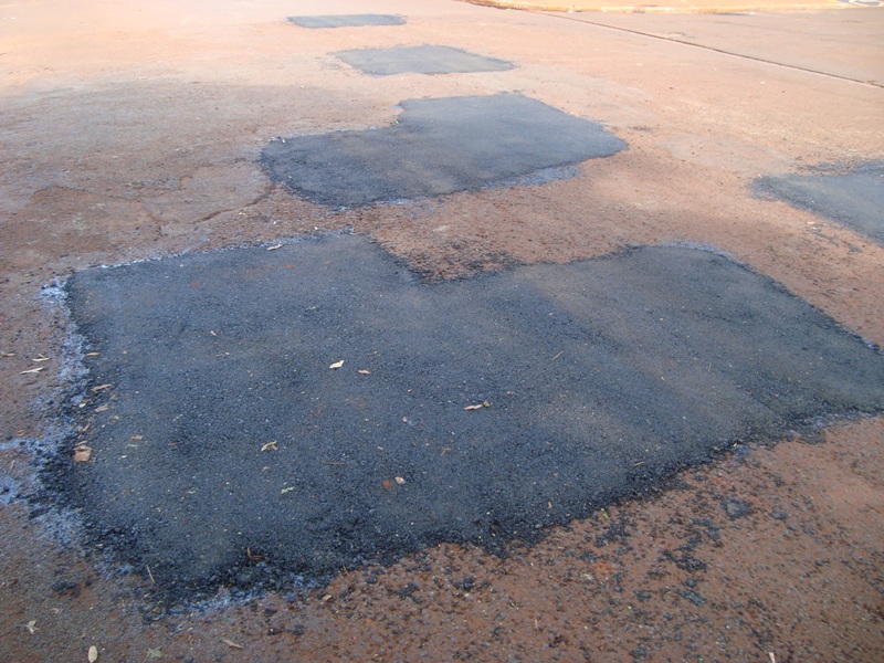 Prefeitura de Campos Altos realiza operação tapa-buracos em ruas do Centro