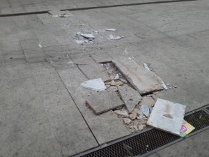 PMA já tem placas de caminhão que pode ter danificado piso do Calçadão da Olegário Maciel