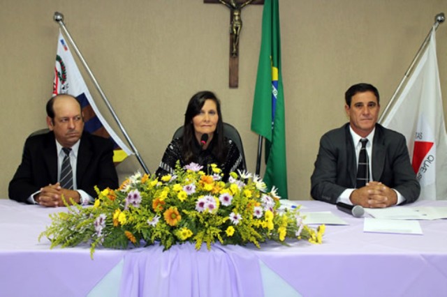 Juvenila Narcisa toma posse na Presidência da Câmara de Tapira