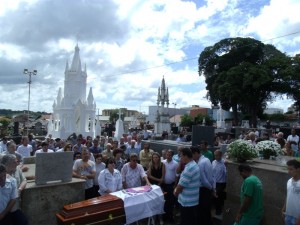 Araxá se despede do jornalista Atanagildo Cortes, que é enterrado sob aplausos