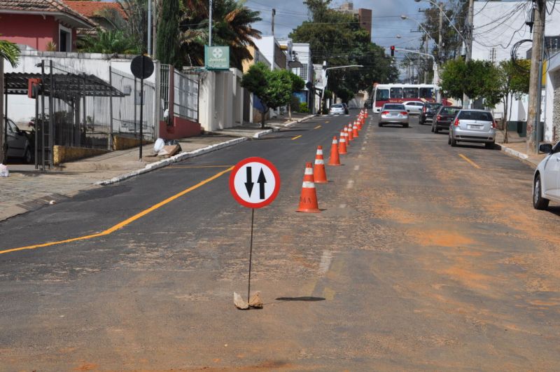 Rua Almeida Campos, no Centro de Araxá, volta a ter mão dupla