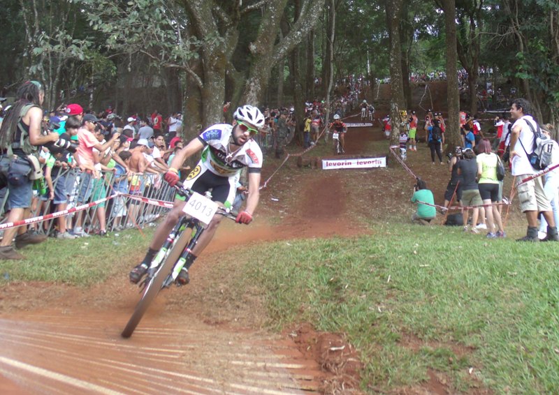 Henrique Avancini e Isabella Lacerda vencem Copa Internacional de MTB em Araxá