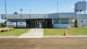 Patos de Minas recebe caminhão de prevenção e combate a incêndio para aeroporto municipal