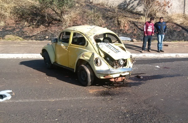 Acidente na Avenida Danilo Cunha, em Araxá, mata um rapaz e deixa outro ferido