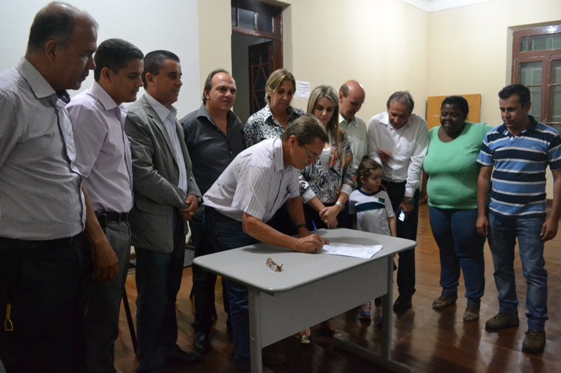 Prefeito interino, Miguel Júnior, faz entrega de cheque de R$ 900 mil à Casa do Caminho