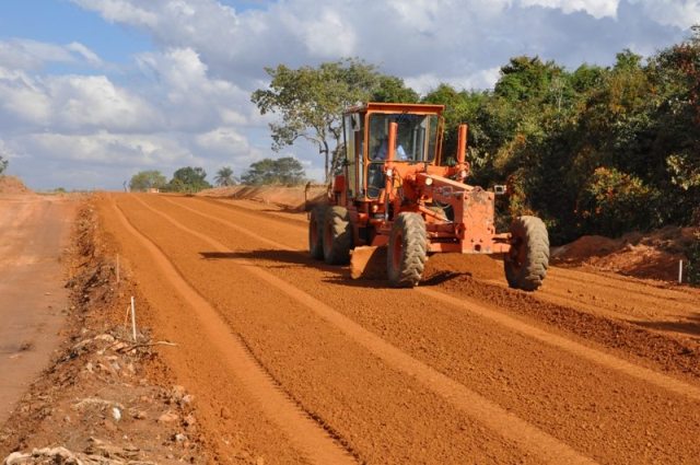 Obra de asfaltamento da Estrada da Antinha, em Araxá, a todo vapor