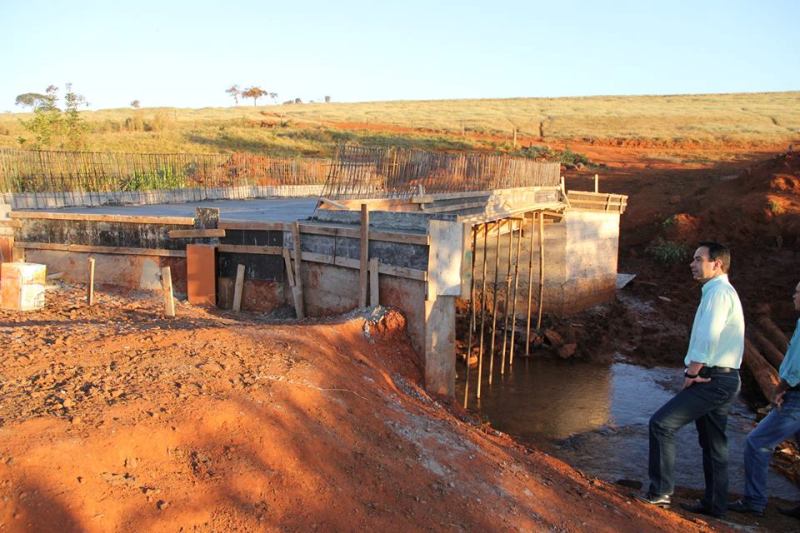 Ponte da Jaguarinha, em Sacramento, na fase final de construção