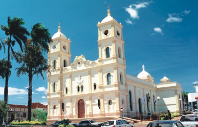 Imagens de Igreja de Sacramento são quebradas por jovem evangélico
