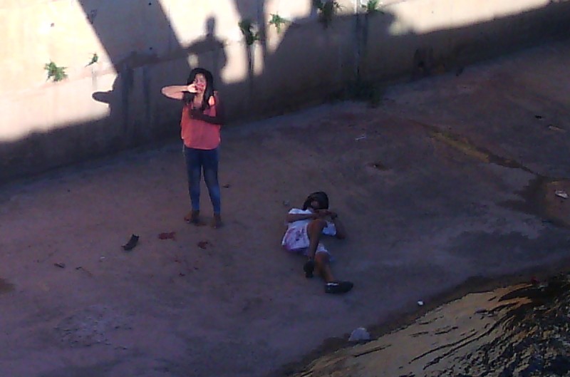 Casal em moto cai dentro do canal na Avenida Rosalvo dos Santos, em Araxá