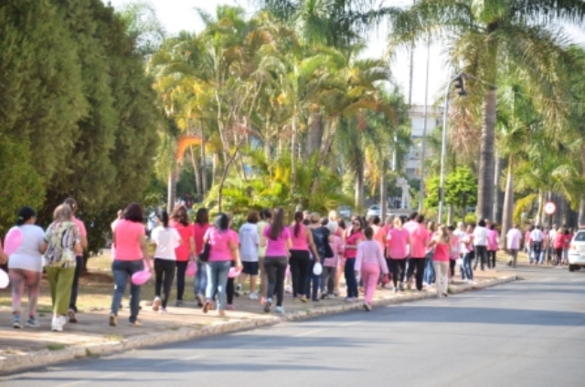 Patos de Minas dá início a Campanha Outubro Rosa, com caminhada