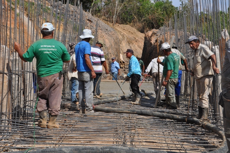 Concretada a base da ponte que ligará os bairros Urciano Lemos e Cincinato de Ávila, em Araxá