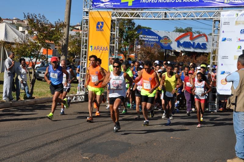 Competidores participam da Corrida Internacional de São Domingos