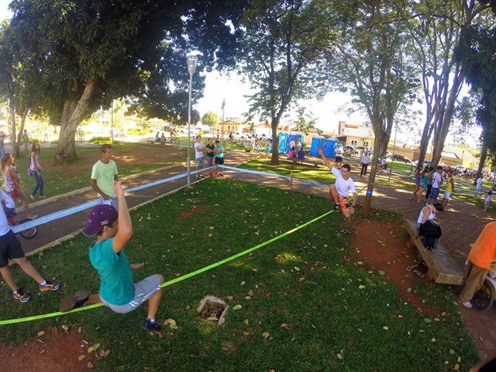 Slackeline: araxaenses aderem à moda que oferece equilíbrio físico e mental sobre fita