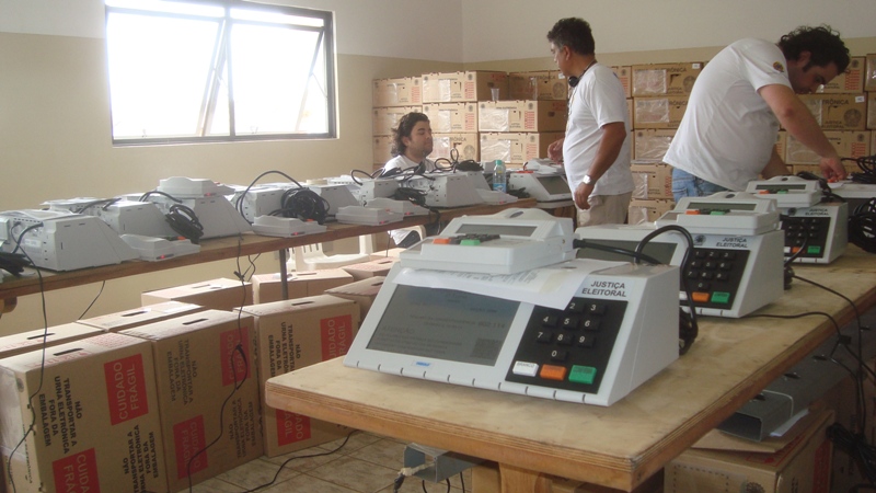 Urnas Eletrônicas começam a ser lacradas em Araxá