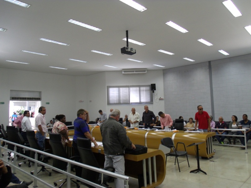 Câmara de Araxá derruba veto do prefeito Jeová Moreira por unanimidade