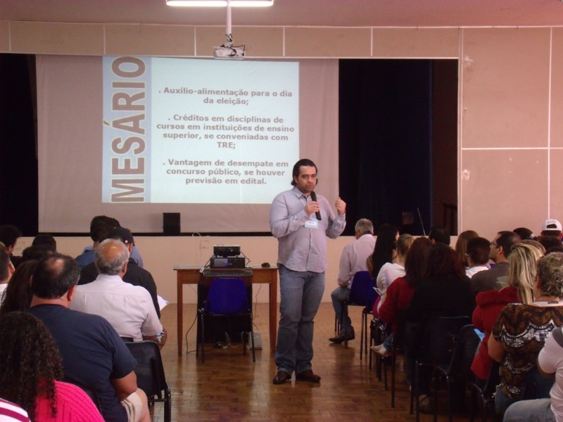 Mesários de Araxá passam por treinamento para eleições de outubro