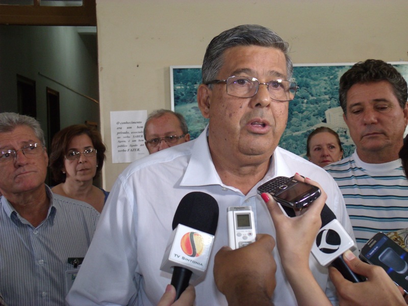 Jeová anuncia saída da prefeitura em coletiva de imprensa