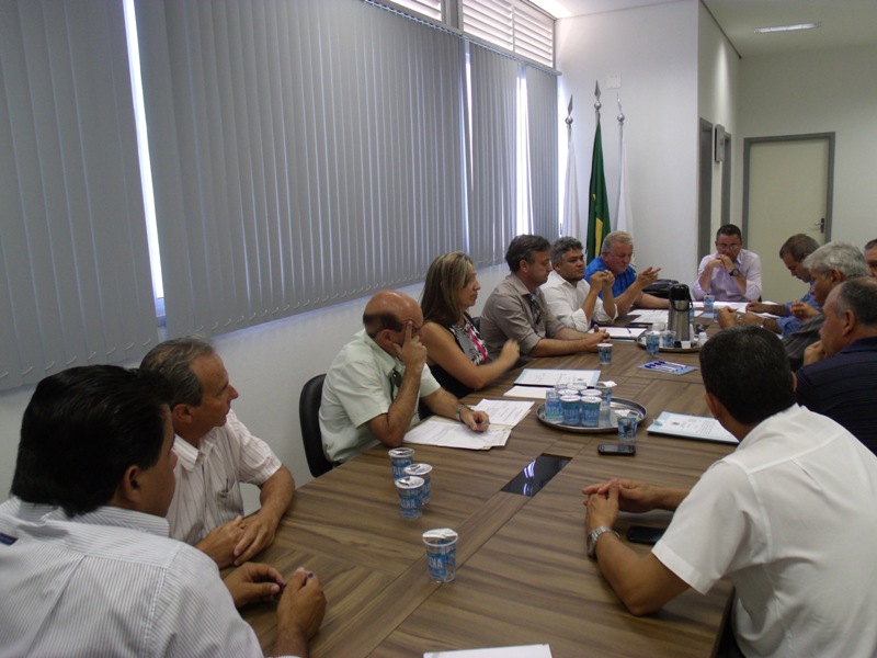 Vereadores se reúnem para esclarecer dúvidas de projetos parados na pauta