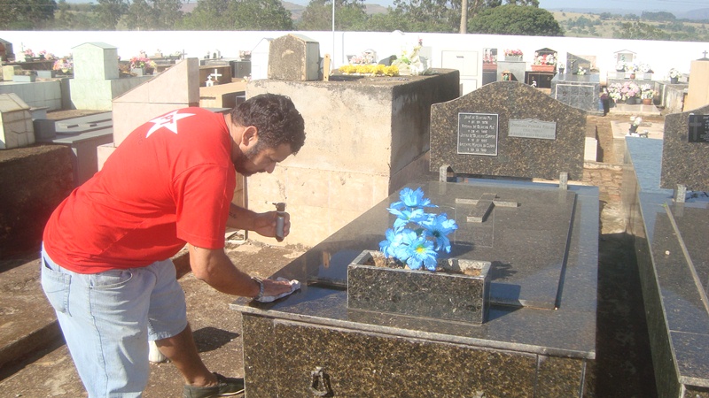 Túmulos passam por limpeza para o Dia de Finados em Araxá