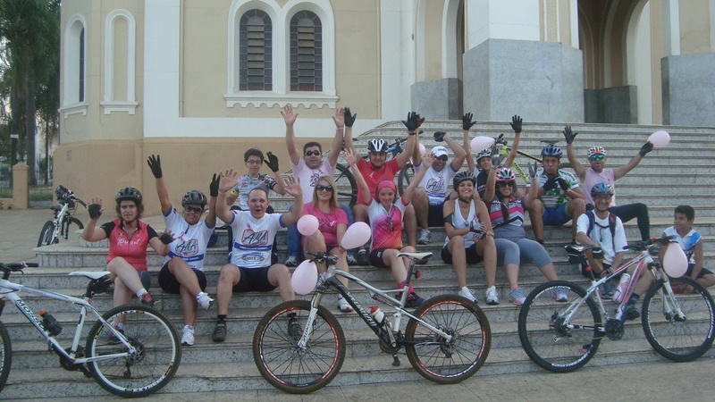 Ciclistas de Araxá aderem Campanha do Outubro Rosa
