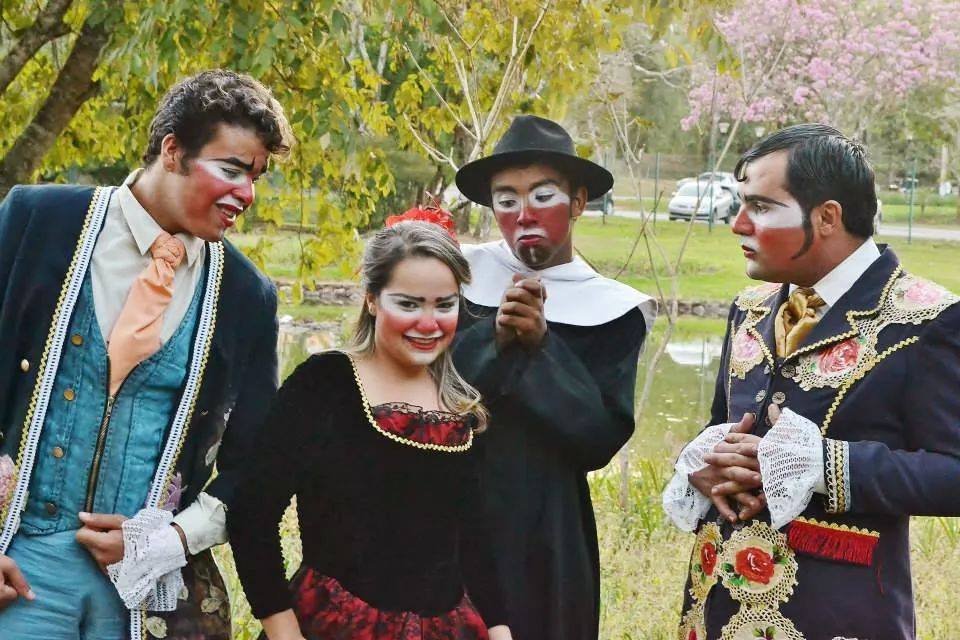 História de Dona Beja é recontada por atores araxaenses ao estilo clown