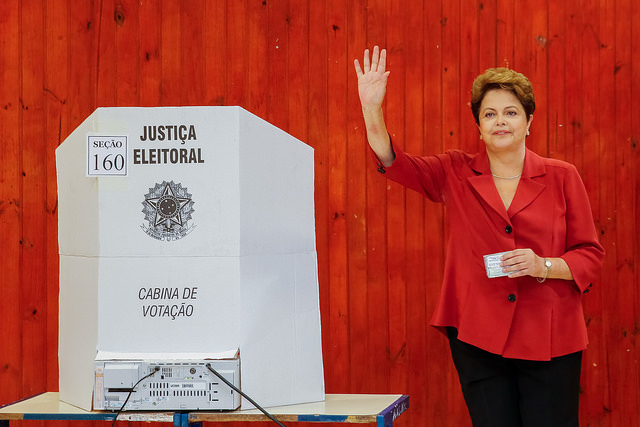 Dilma Rousseff vence Aécio Neves no Brasil, mas termina em segundo lugar em Araxá