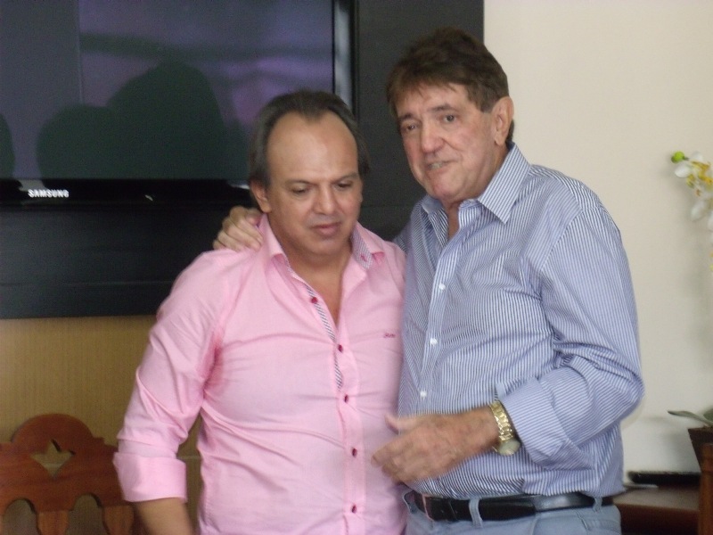 Miguel Júnior passa, simbolicamente, a prefeitura para Aracely e Lídia, que tomam posse hoje