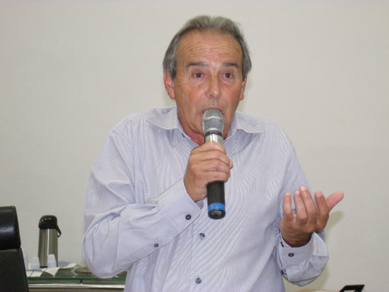 Eustáquio Pereira pede solução para baias construídas na Avenida Senador Montandon