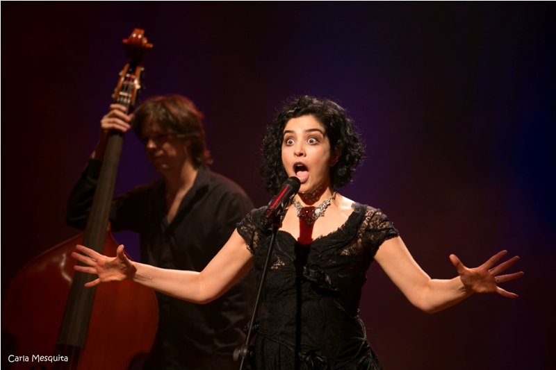 Atriz Leticia Sabatella lota Teatro Municipal de Araxá, com show Caravana Tonteria