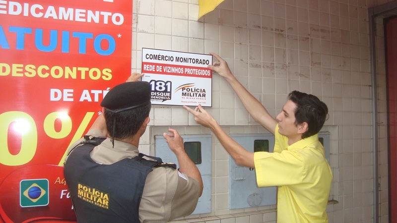 Placas do ‘Rede de Comércio Protegido’ são instaladas no bairro Urciano Lemos, em Araxá