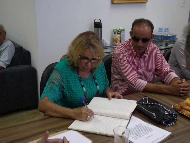 Câmara dá posse para a vereadora Onilda Soares, suplente do Marcílio da Prefeitura