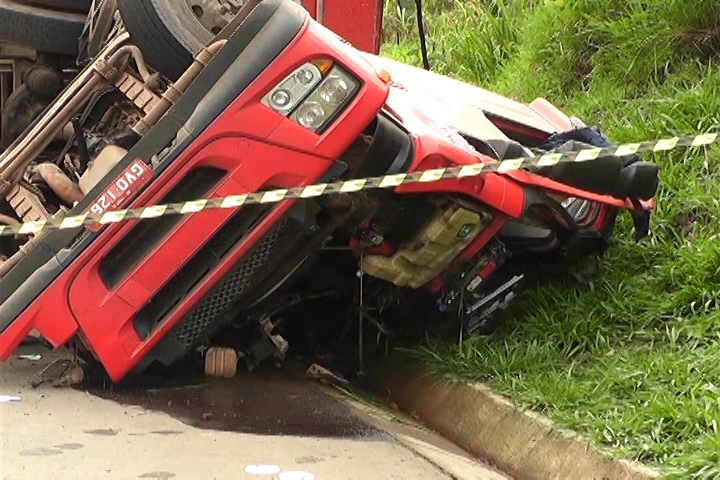 Caminhão carregado de tijolos tomba e mata motorista na BR 262