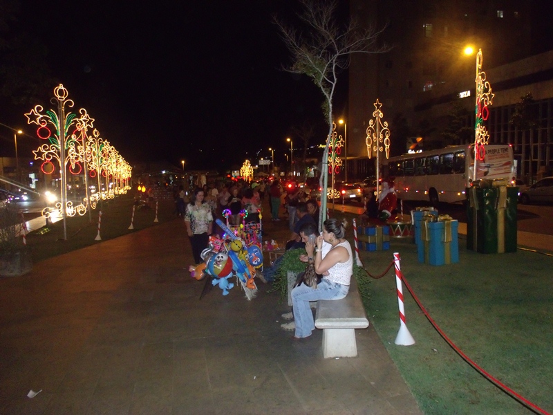 Decoração de Natal, feita pela CDL, é inaugurada em Araxá