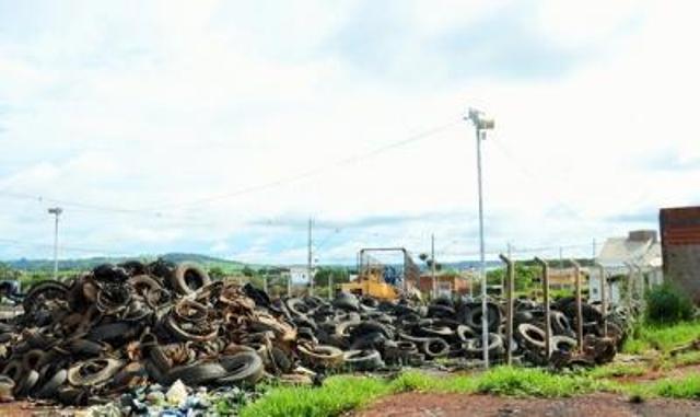 Buchas e pneus são retirados do Ecoponto, em Patos de Minas