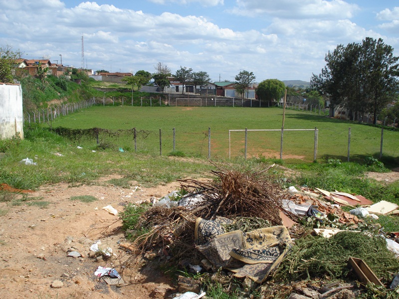 Campo esportivo do bairro Boa Vista vive situação de abandono em Araxá