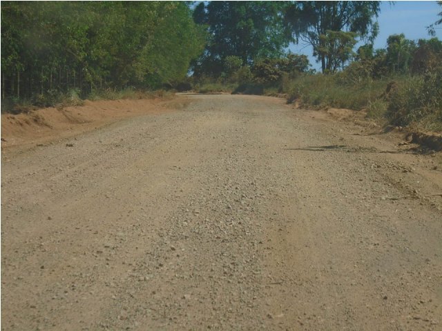 Produtores de Almeida Campos recebem cascalhamento para a estrada