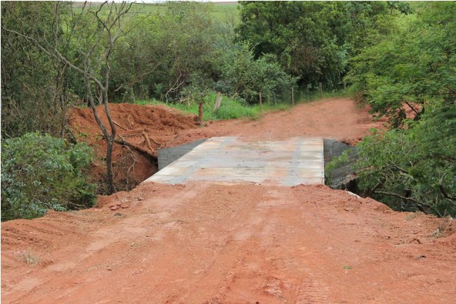 Prefeitura de Sacramento entrega pontes na zona rural e realiza limpeza e tapa buracos a zona urbana