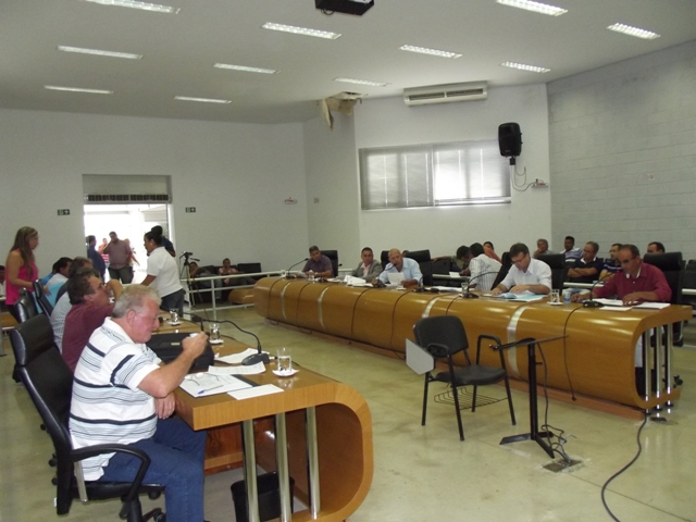 Câmara aprova reajustes para dentistas, professores e verbas para entidades em extraordinária