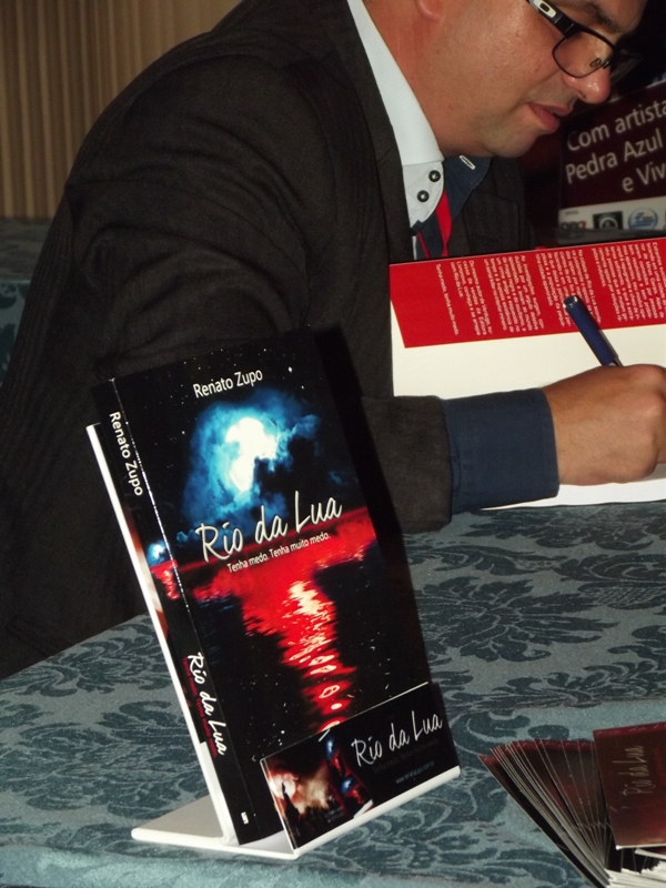 Lançamento do livro Rio da Lua foi um sucesso, em Araxá