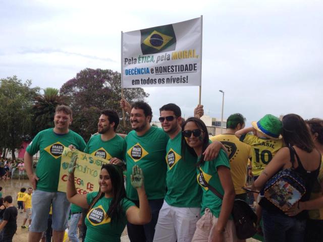 População de Araxá e Patos de Minas sai às ruas para protestar